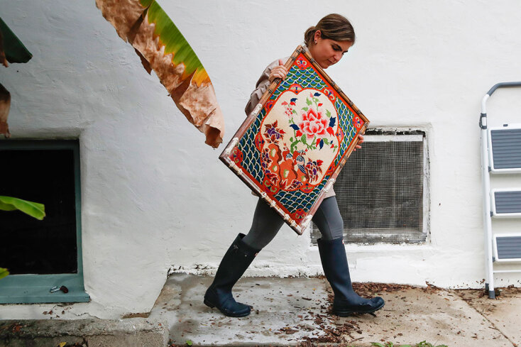 Κάτοικος στο Λος Άντζελες προσπαθεί να σώσει ό,τι σώζεται από το πλημμυρισμένο υπόγειο του σπιτιού της