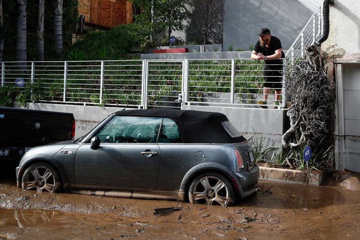 Δρόμος μέσα στις λάσπες και στα χώματα στο Λος Άντζελες