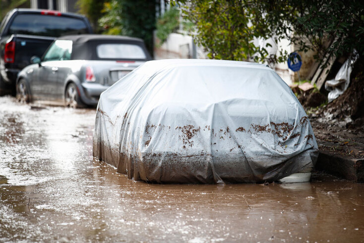 Κολλημένα στη λάσπη αυτοκίνητα στο Λος Άντζελες μετά την κακοκαιρία στην Καλιφόρνια των ΗΠΑ