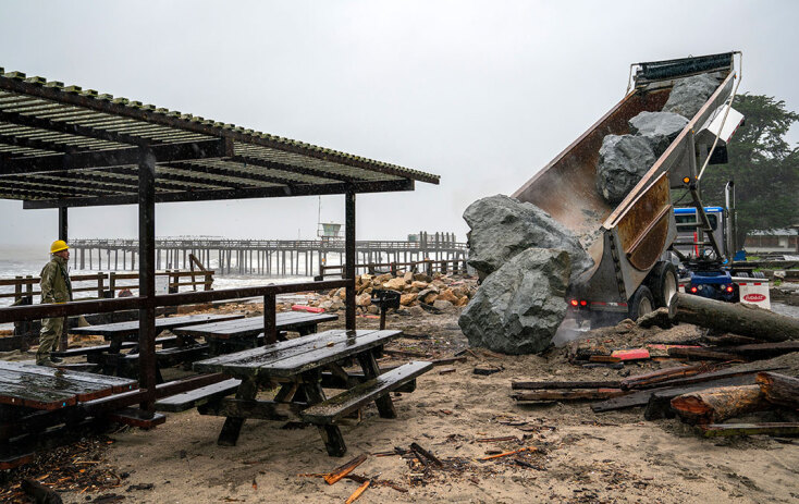 Φορτηγό στην πόλη Aptos της Καλιφόρνια ξεφορτώνει πέτρες που θα χρησιμοποιηθούν ως «τείχος» για τα κύματα