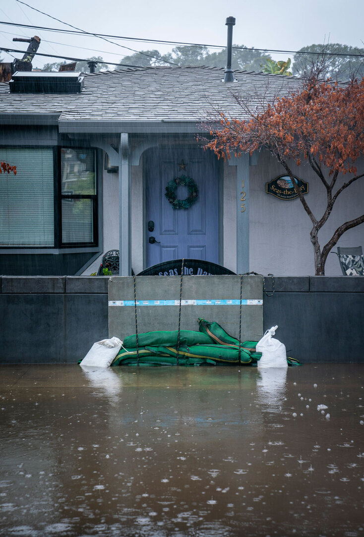 Στο παραθαλάσσιο χωριό Ρίο ντελ Μαρ τα νερά της βροχής έχουν κατακλύσει τον δρόμο έξω από κατοικία