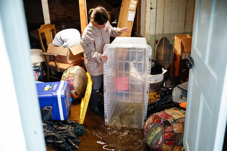 Κάτοικος στο Λος Άντζελες απομακρύνει αντικείμενα από το πλημμυρισμένο υπόγειο του σπιτιού της μετά την κακοκαιρία