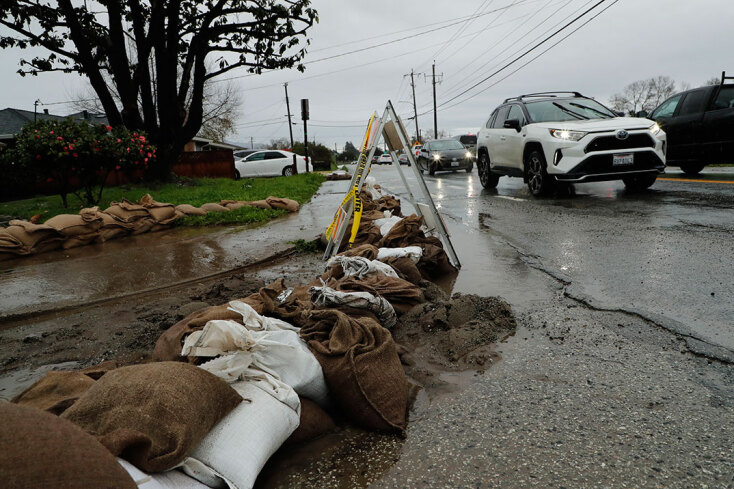 Σακιά με άμμο σε δρόμο της πόλης Γουότσονβιλ μετά την κακοκαιρία στην Καλιφόρνια