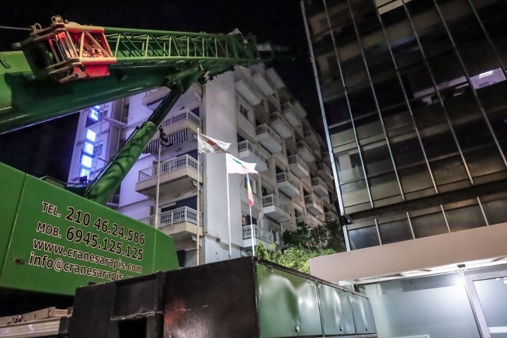 Συγγρού: Απομακρύνθηκε το «αιωρούμενο» μπαλκόνι από το ξενοδοχείο