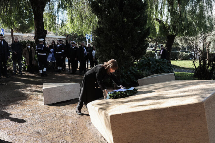 Κατάθεση στεφάνου στο Μνημείο του Ολοκαυτώματος από την Κατερίνα Σακελλαροπούλου