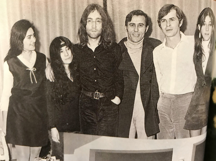 Αθήνα 1969. Από τη δεύτερη επίσκεψη των Μπητλς στην Αθήνα. Από δεξιά διακρίνεται η πρώτη σύζυγος του Αλέξη, Φρόσω, ο Αλέξης, ο δημοσιογράφος Σπύρος Καρατζαφέρης, το ζεύγος Λένον και η Ευσταθία Ναυπλιώτη.