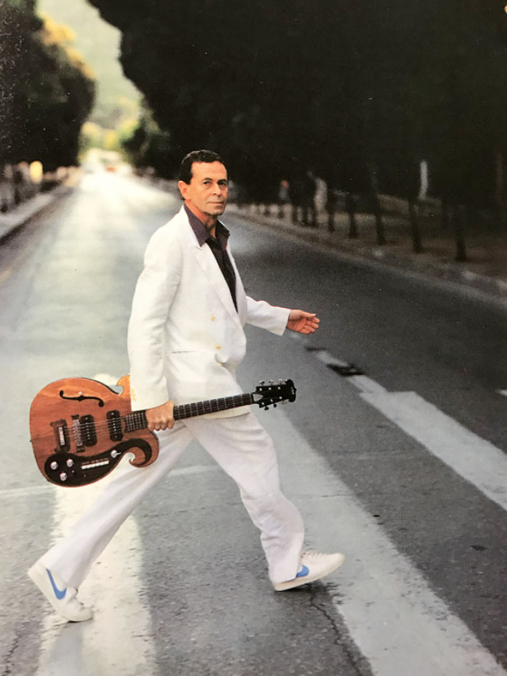 Ο Αλέξης Μάρδας φωτογραφημένος από τον Τάκη Διαμαντόπουλο στη διάβαση της Ηρώδου Αττικού το 1995 σε στυλ “Abbey road”