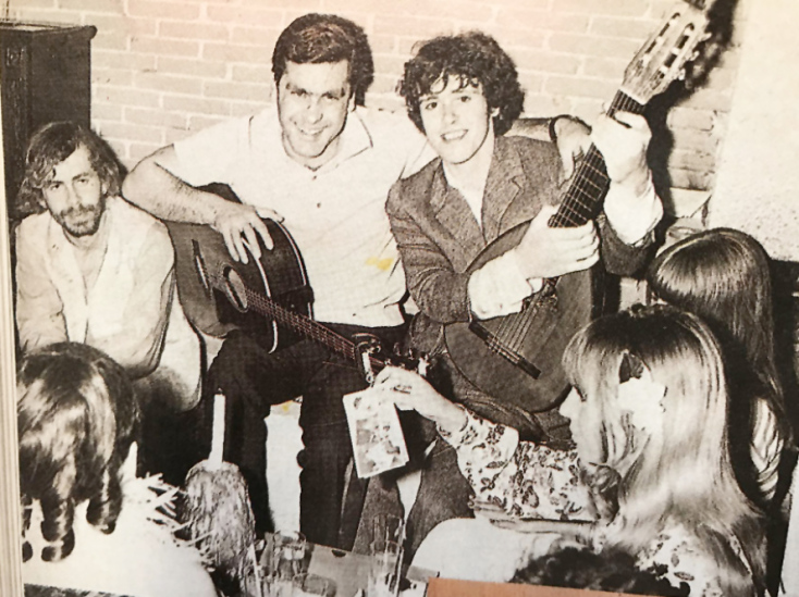 Πλάκα 1967. Δεξιά η Σύνθια Λένον, δίπλα της ο διάσημος τραγουδιστής της ποπ Ντόνοβαν με την κιθάρα του, παραδίπλα ο Λάκης Παππάς και αριστερά ο Αλέξης Μάρδας με μούσια και μαλλιά.