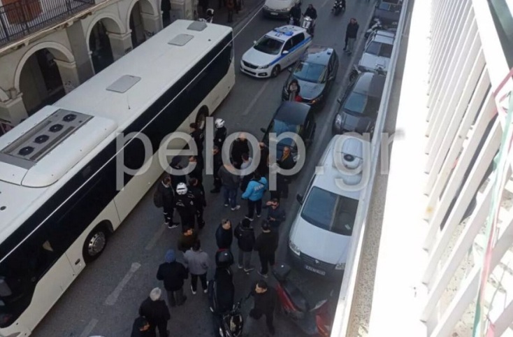 Πάτρα: Χτυπούσε τη σύντροφό του στη μέση του δρόμου - Του επιτέθηκαν οι περαστικοί