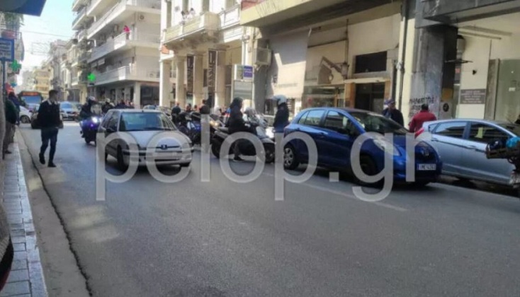 Πάτρα: Χτυπούσε τη σύντροφό του στη μέση του δρόμου - Του επιτέθηκαν οι περαστικοί