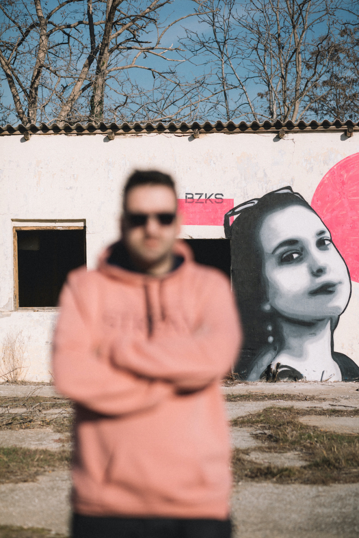 Ο street artist BZKS