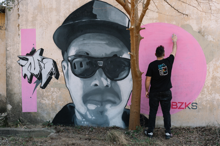 Ο street artist BZKS