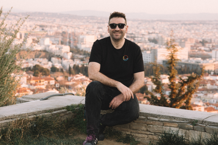 Ο street artist BZKS