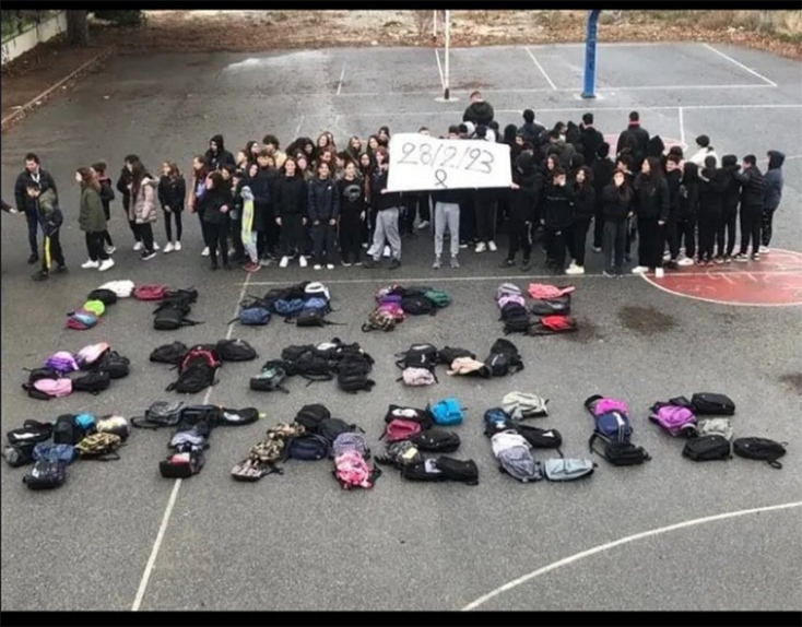 Μαθητές της Θεσσαλονίκης στέλνουν το δικό τους μήνυμα για την τραγωδία στα Τέμπη