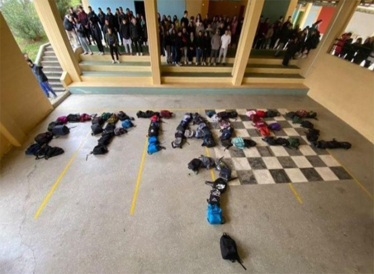 Μαθητές της Θεσσαλονίκης στέλνουν το δικό τους μήνυμα για την τραγωδία στα Τέμπη