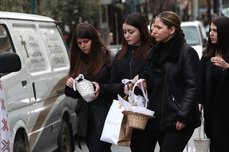 Συντετριμμένοι οι γονείς και οι φίλες της 23χρονης Ιφιγένειας στο τελευταίο αντίο στην κόρη τους