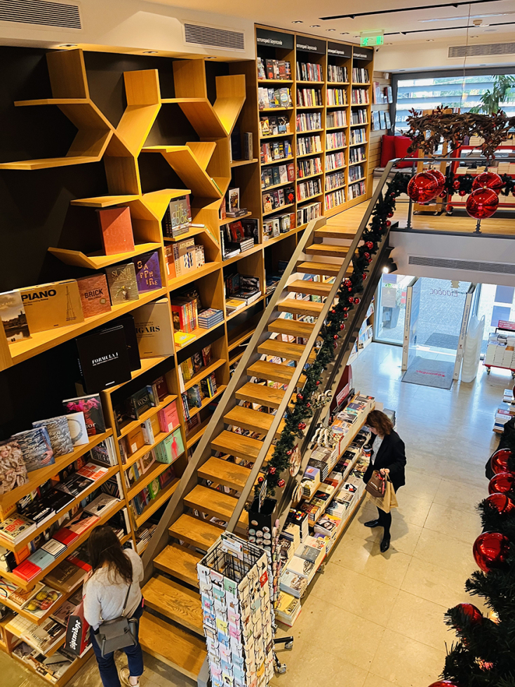 Ευριπίδης στην Κηφισιά.Ένα μεγάλο «μικρό» βιβλιοπωλείο. ©ΑΝΤΩΝΗΣ ΦΙΞ