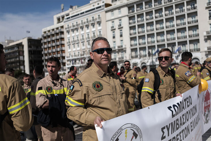 Συγκέντρωση διαμαρτυρίας εποχικών πυροσβεστών στο Σύνταγμα