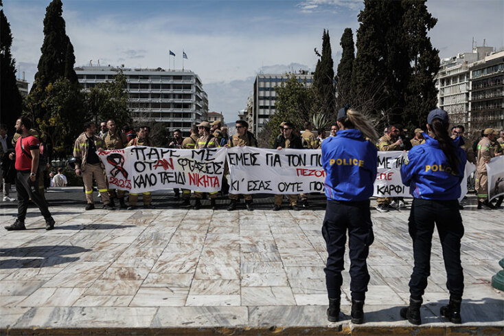 Συγκέντρωση διαμαρτυρίας εποχικών πυροσβεστών στο Σύνταγμα