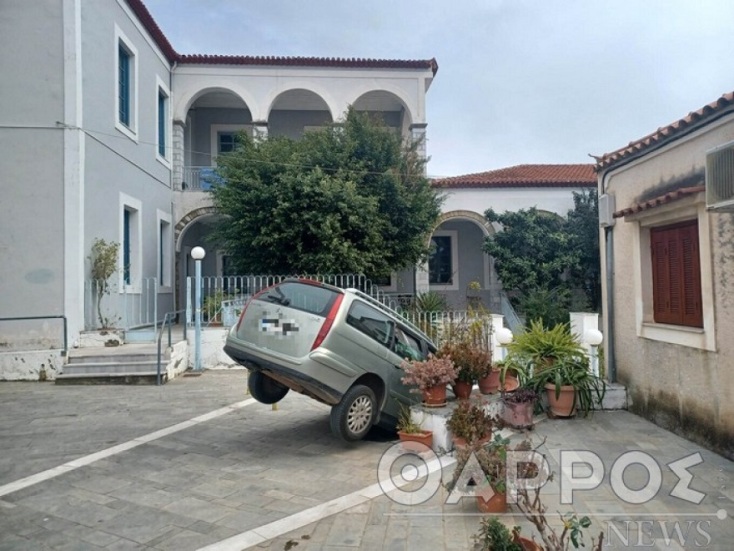 Καλαμάτα: Οδηγός 92 ετών κατέβηκε σκαλιά με το αυτοκίνητο
