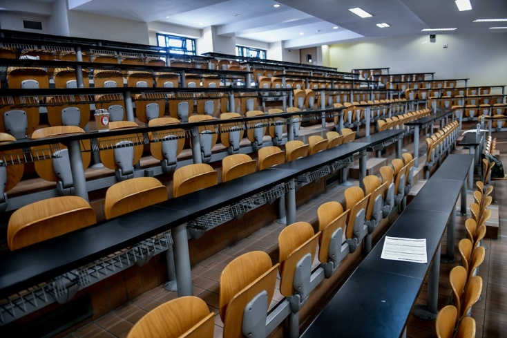 Κενές θέσεις σε αμφιθέατρο Πανεπιστημίου