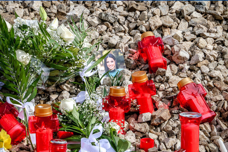 Φωτογραφία της 34χρονης Αθηνάς Κατσάρα στο τρισάγιο στα Τέμπη