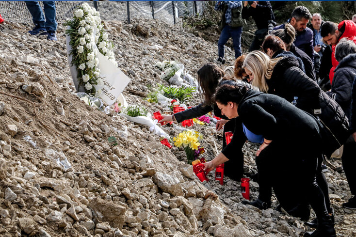 Σε βαρύ κλίμα το τρισάγιο στα Τέμπη για τα θύματα του σιδηροδρομικού δυστυχήματος