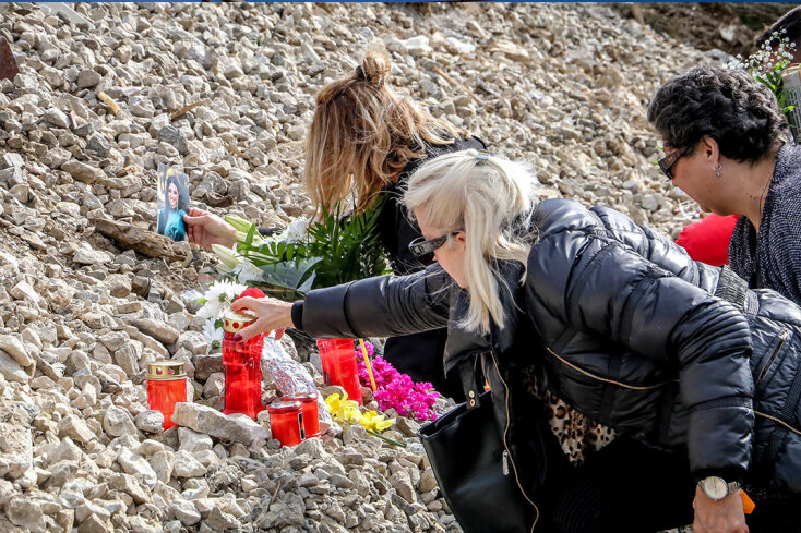 Συγγενείς των θυμάτων θρηνούν στο τρισάγιο στα Τέμπη