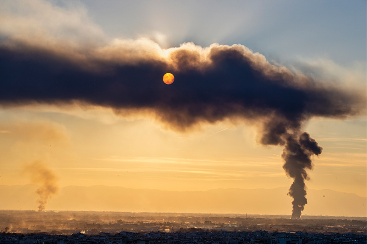 Πυκνοί μαύροι καπνοί από τη φωτιά στο εργοστάσιο κάλυψαν την περιοχή