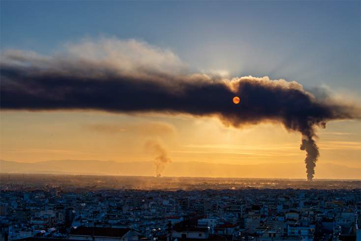 Πυκνοί μαύροι καπνοί από τη φωτιά στο εργοστάσιο κάλυψαν την περιοχή