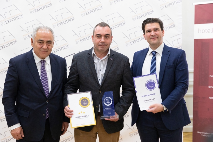 Ο μεγάλος νικητής κος Πασιόπουλος με τον πρόεδρο του Επαγγελματικού Επιμελητηρίου Αθηνών κο Χατζηθεοδοσίου και τον CEO της RM International κο Κωστή Μοσχονά