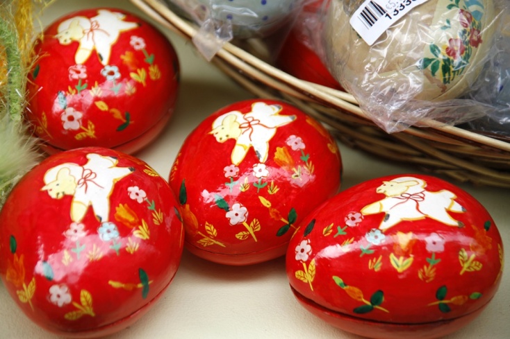 Πασχαλινά αυγά κόκκινα και ζωγραφισμένα