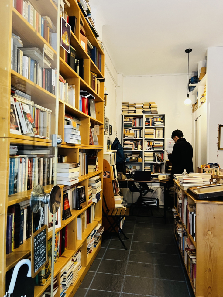 Το βιβλιοπωλείο ΟΚΤΑΝΑ στη Θεσσαλονίκη ©ΑΝΤΩΝΗΣ ΦΙΞ 