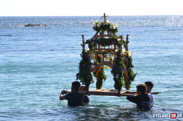 Η ξεχωριστή περιφορά του Επιταφίου μέσα στη θάλασσα