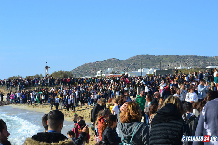 Η ξεχωριστή περιφορά του Επιταφίου μέσα στη θάλασσα