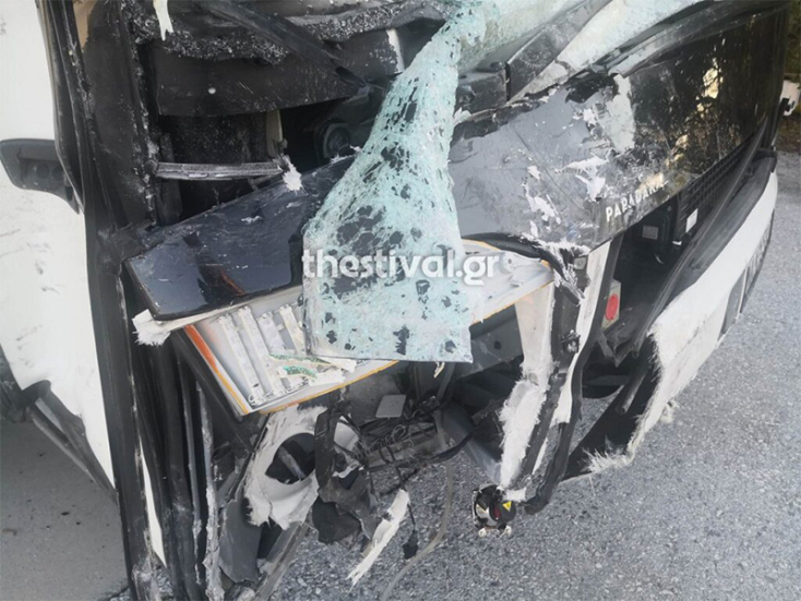 Λεωφορείο των ΚΤΕΛ συγκρούστηκε με δύο ΙΧ στον Πλαταμώνα