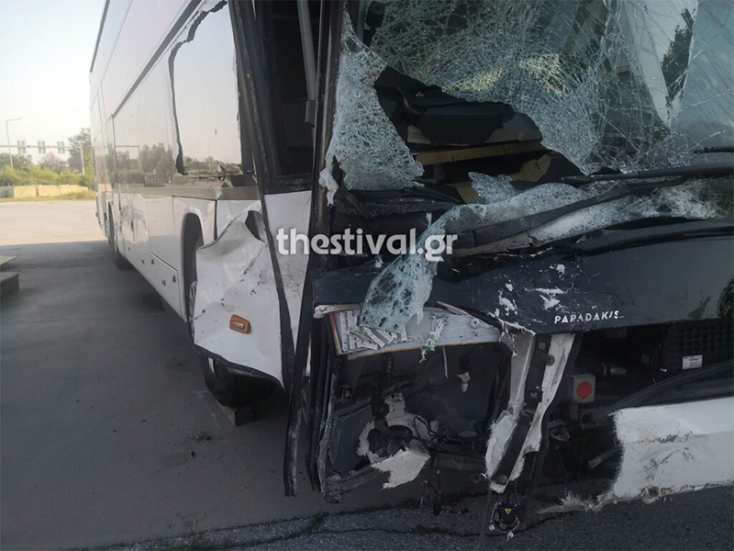 Λεωφορείο των ΚΤΕΛ συγκρούστηκε με δύο ΙΧ στον Πλαταμώνα