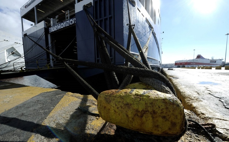 Σκοινιά πλοίων δεμένα στους κάβους