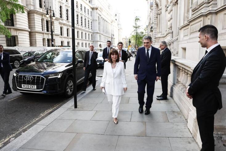 Η Πρόεδρος της Δημοκρατίας, Κατερίνα Σακελλαροπούλου, με τον πρέσβη της Ελλάδας στο Λονδίνο,  Γιάννη Τσαούση