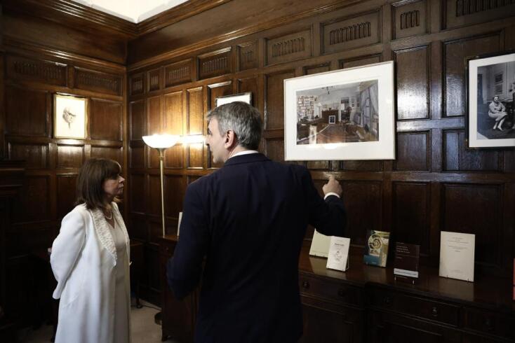 Η μεταξοτυπία που απεικονίζει το γραφείο του Γιώργου Σεφέρη ανήκει στα 32 αντικείμενα του νομπελίστα ποιητή που είχε δωρίσει η κ. Σακελλαροπούλου στην Πρεσβεία στο Λονδίνο