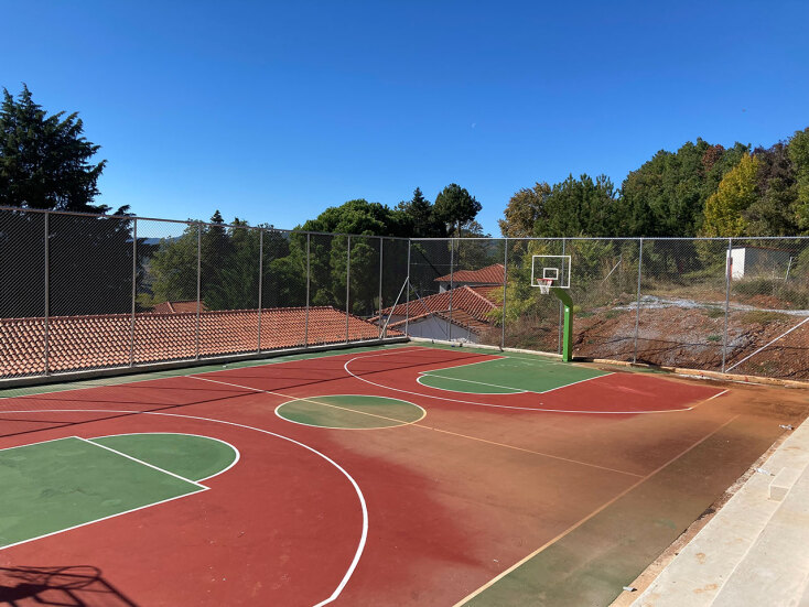 Φωτογραφία γηπέδου από την ανακαίνιση των αθλητικών εγκαταστάσεων στην κατασκήνωση του Ιερού Προσκυνήματος της Μ. Παναγίας