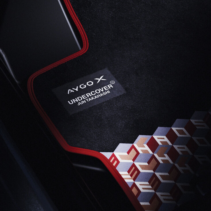 Toyota Aygo X UNDERCOVER: «Χάος» & «Ισορροπία» on the catwalk!  