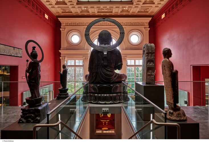  Φωτογραφία από το Μουσείο Cernuschi, όπου η κατασκευή της MUEVO στηρίζει το επιβλητικό άγαλμα του Βούδα. 
