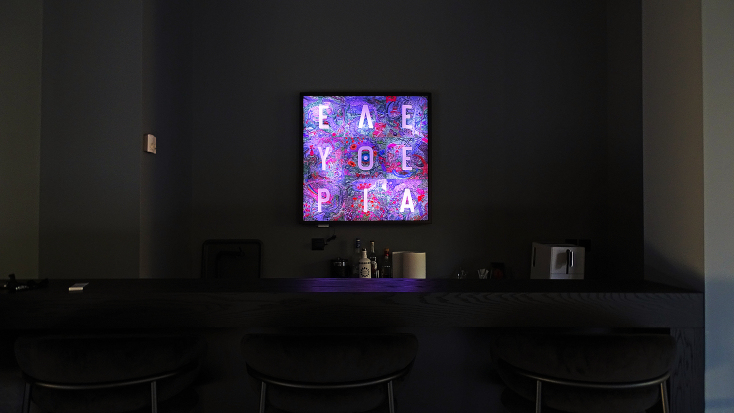 Το σχέδιο του Ηλία Καφούρου για το επετειακό μαντήλι της Hermes  σε ειδική κατασκευή της MUEVO