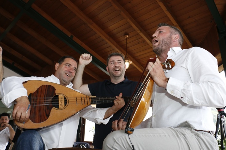 Εκλογές 2023: Με τσικουδιά και μαντινάδες το γεύμα Ανδρουλάκη με δημοσιογράφους 