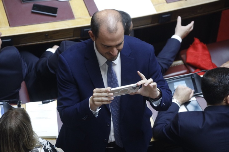 Φωτογραφίες και χαμογελαστά πρόσωπα στην Ολομέλεια της Βουλής