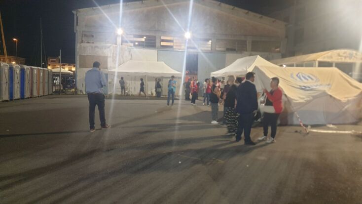 Σκάφος του λιμενικού μεταφέρει σορούς μεταναστών στην Καλαμάτα