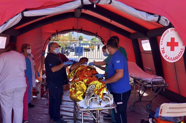 Στοιβαγμένοι σε κατάστρωμα και αμπάρια οι μετανάστες - Δραματικά στιγμιότυπα από την επιχείρηση στην Πύλο