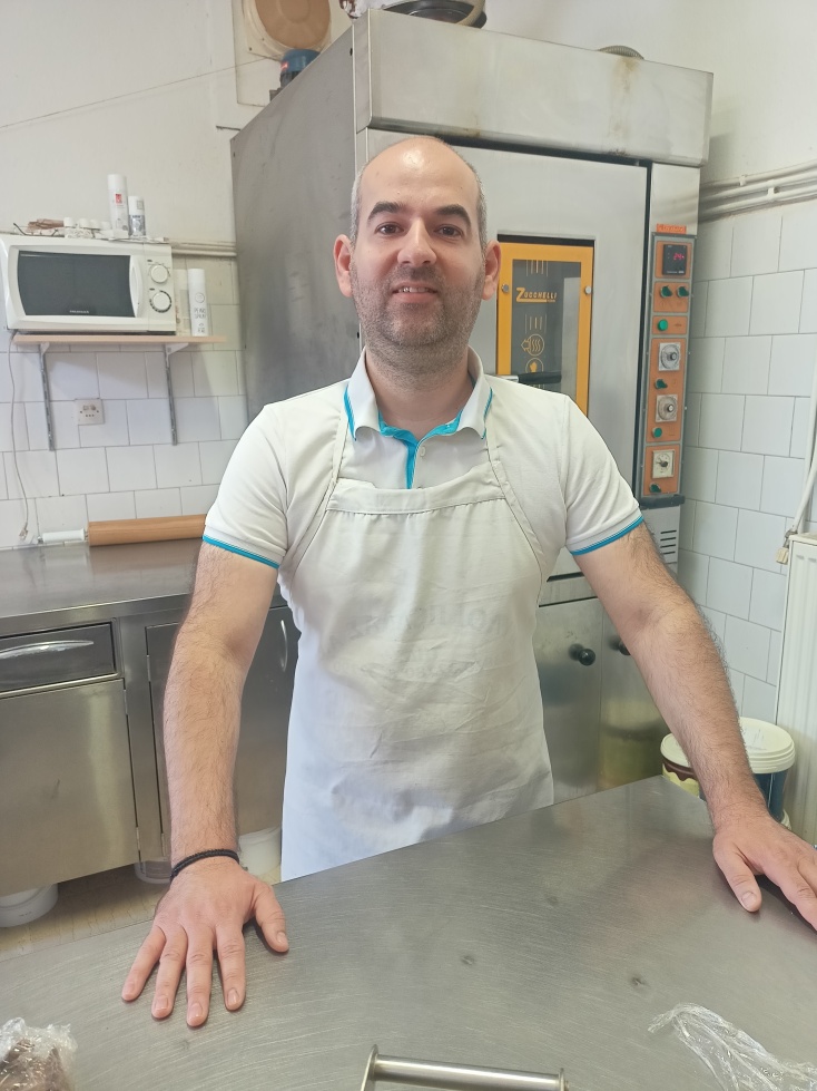 Ζαχαροπλάστης φτιάχνει κούκλες με παραδοσιακές φορεσιές με ζαχαρόπαστα