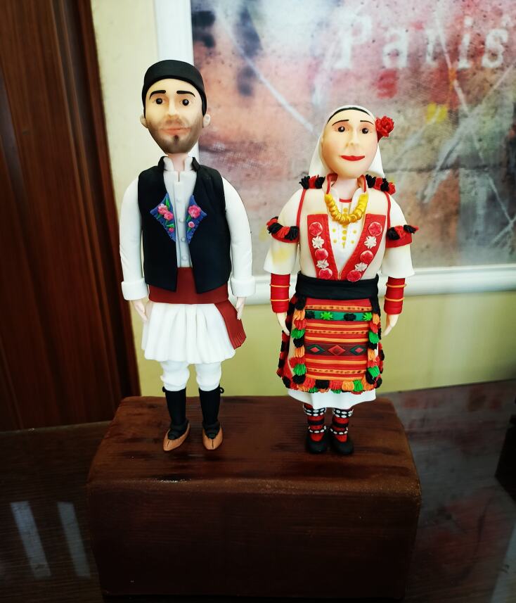 Ζαχαροπλάστης φτιάχνει κούκλες με παραδοσιακές φορεσιές με ζαχαρόπαστα